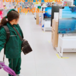Niña rompe pantalla en una tienda y usuarios tunden a la madre por no educarla