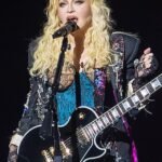 Madonna lanza una cerveza a Andy Cohen en pleno concierto tras criticarla