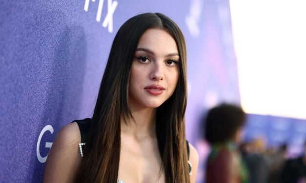 Captan a Olivia Rodrigo besándose con Louis Partridge