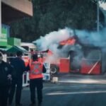 En centro de Hermosillo camión en llamas consumen un camión de pasajeros