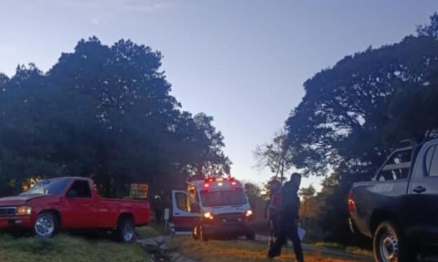 Joven conductor muere tras chocar su camioneta con señalamiento vial