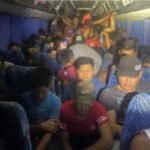 En Veracruz hallan a 182 migrantes hacinados en un autobús por carretera