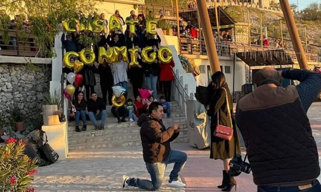 Hombre pide matrimonio en el Cerro de las Noas en Torreón y se vuelve viral