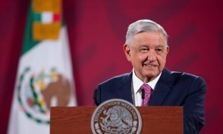 Lanzan encuesta para que AMLO sea nominado a los Premios ESLAND