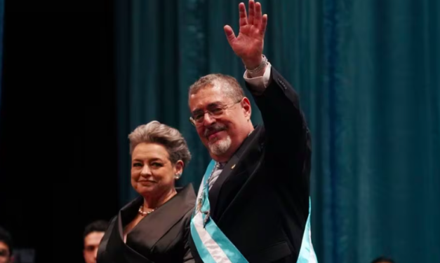 Bernardo Arévalo asume la presidencia de Guatemala tras intentos de sabotaje parlamentario