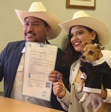 ‘Lomito’ causa ternura al firmar como testigo en la boda de sus dueños