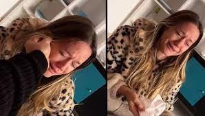 Mujer llora desconsolada por tener 35 años y estar cerca de los 40
