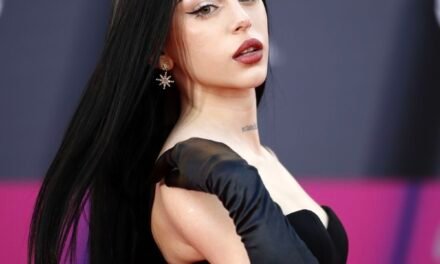 Fans le regalan a Nicki Nicole un Dr. Simi versión Peso Pluma en la Feria de León 2024