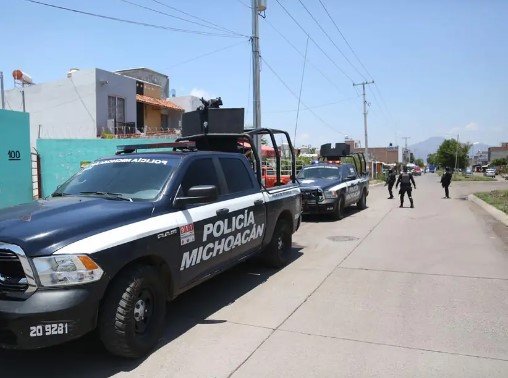 2024-02-27 (9) FBI encuentra secuestradores migrantes, policía, Texas, Estados Unidos, Michocán,