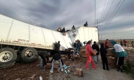 Caos y rapiña tras volcadura de tráiler en Gómez Palacio: policía interviene y detiene a ladrones