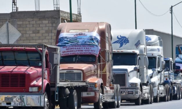 Transportistas bloquean carreteras en protesta por la inseguridad y las extorsiones en México