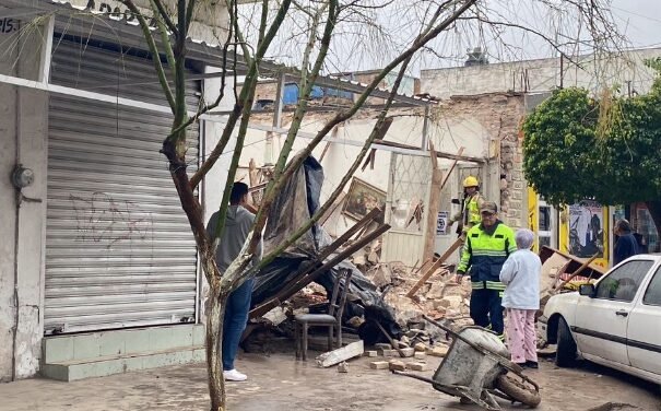 Derrumbe en puesto de gorditas deja tres heridos en el Centro de Torreón