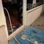 Vandalismo en Plaza Comercial de Torreón: cristal de negocio destrozado sin motivo aparente