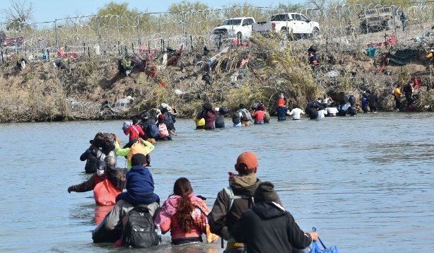 En una histórica reunión, Estados Unidos, México y Guatemala unen esfuerzos para fortalecer la coordinación en materia migratoria, en respuesta a los crecientes flujos migratorios hacia territorio estadounidense.