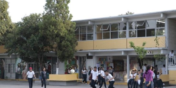 Rumores de tiroteo en escuela secundaria 'Federico Berrueto Ramón' genera pánico en Torreón.