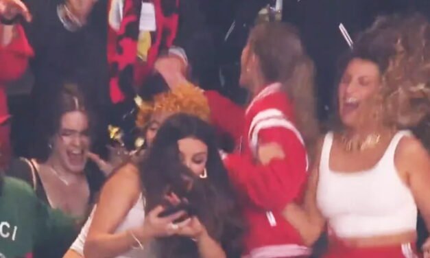 Lana del Rey sufre caída en el palco durante el Super Bowl