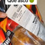 Mujer expone lo que encontró en un pollo rostizado que compro en Costco