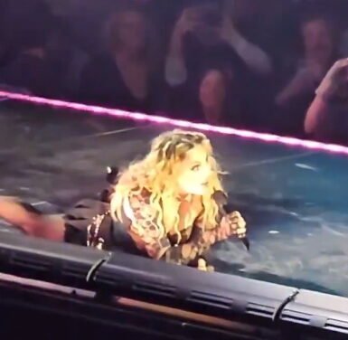 Madonna sufre caída en pleno concierto celebrando 40 años de carrera