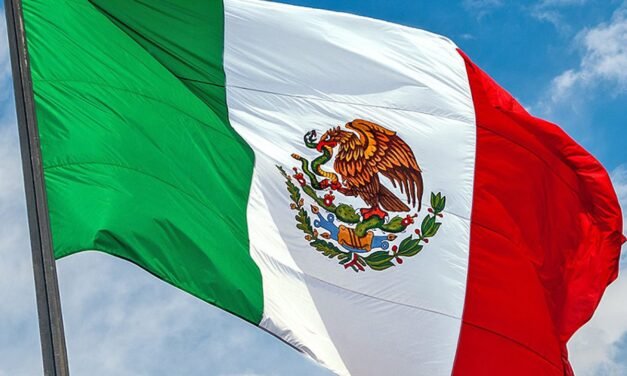 Transforman lienzos en lábaros patrios para el Día de la Bandera