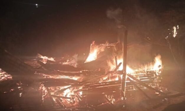 En la comunidad «El Baratillo», Arteaga controlan incendio en cabaña; no se registran daños en zona boscosa