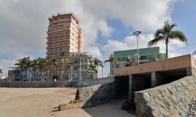 En Olas Altas de playa de Mazatlán pierde su olor a mar por el drenaje y contaminación