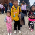 Desgarradora travesía: niños migrantes abandonados en la frontera encuentran esperanza
