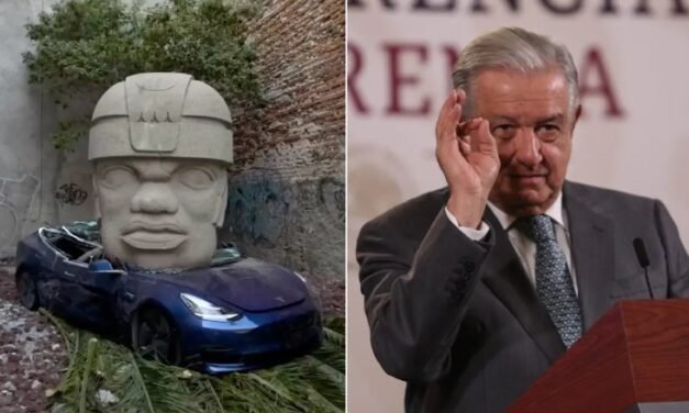 «Sí me gustó»: AMLO celebra arte que muestra colosal cabeza Olmeca aplastando un Tesla
