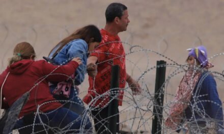 Corte Suprema de EU apoya Ley de Texas sobre detención de inmigrantes