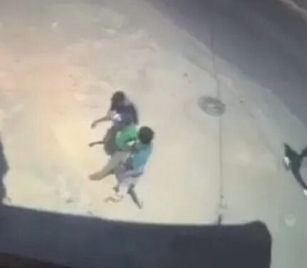 Atacan a anciano en Torreón para robarle su pensión; cámaras de videovigilancia captan la agresión