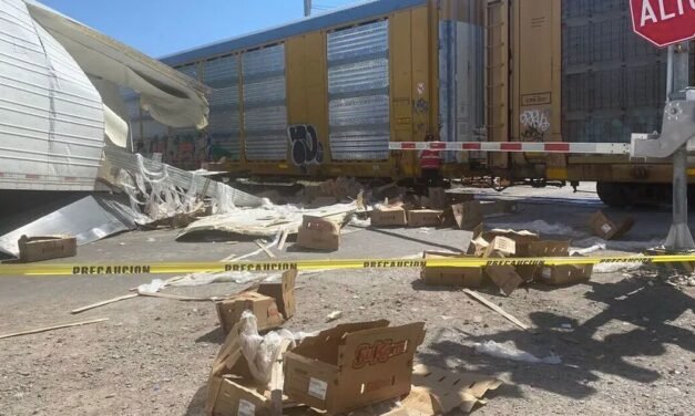 Accidente en Gómez Palacio: Tráiler de carne impactado por tren deja conductor gravemente herido