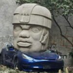 Aparece Tesla aplastado por una cabeza Olmeca en la colonia Roma de la CDMX