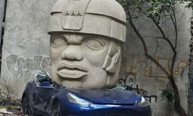 Aparece Tesla aplastado por una cabeza Olmeca en la colonia Roma de la CDMX