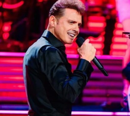 Critican a Luis Miguel por tener asistente sosteniendo paraguas durante concierto