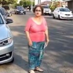 Mujer se vuelve viral por cobrar multas a personas que se estacionaban frente a su casa
