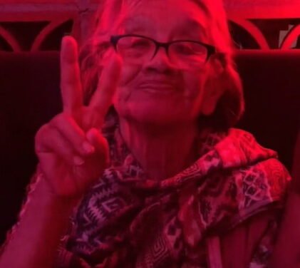 Abuelita se vuelve viral tras ir de antro con su nieta