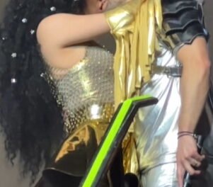 Martin Ricca y Brissia protagonizan inesperado beso durante la gira ‘2000’s X Siempre’