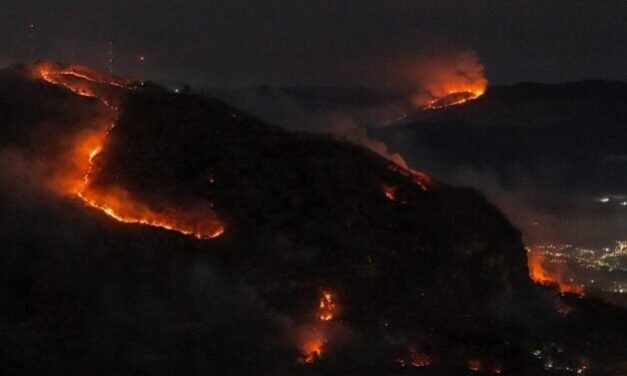 Intensifican labores para apagar incendio en Guanajuato