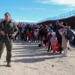 Tensión en la Frontera: militares texanos advierten a migrantes