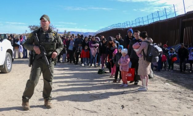 Tensión en la Frontera: militares texanos advierten a migrantes