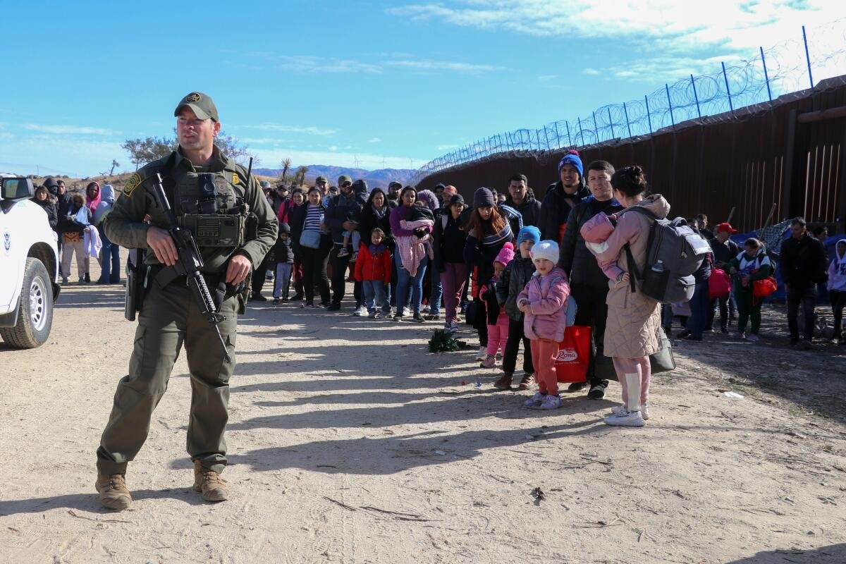 Militares texanos advierten a migrantes