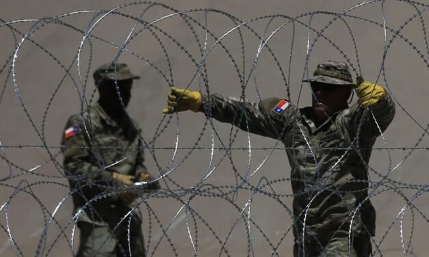 Texas eleva barricada en frontera a pesar de fallo judicial: aumenta riesgo para migrantes