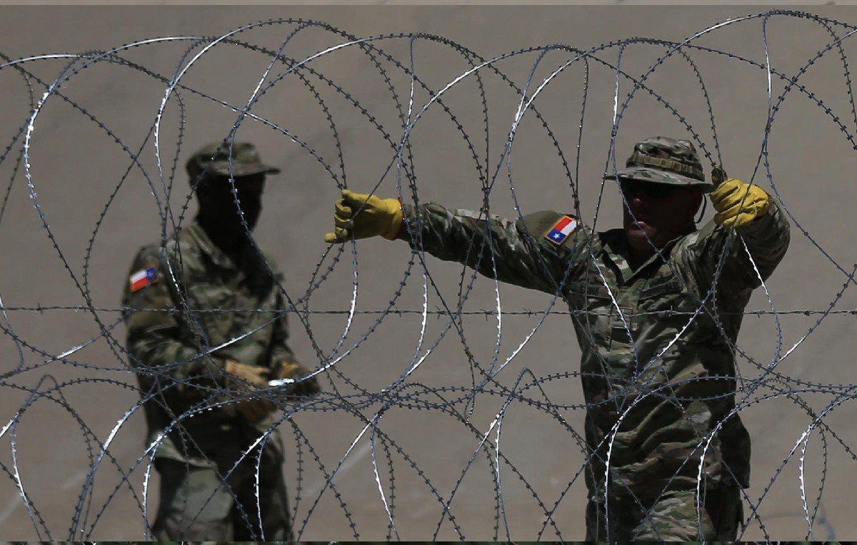 Texas eleva barricada en frontera para migrantes