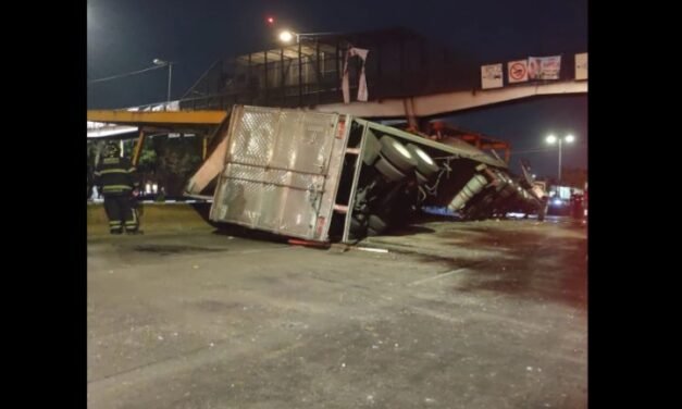 Tráiler vuelca en circuito Interior, afecta servicio del Metro