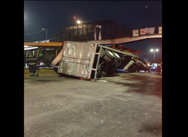 2024-04-02 (3) Tráiler vuelca y afecta servicio del Metro de la Línea 5 en la Ciudad de México