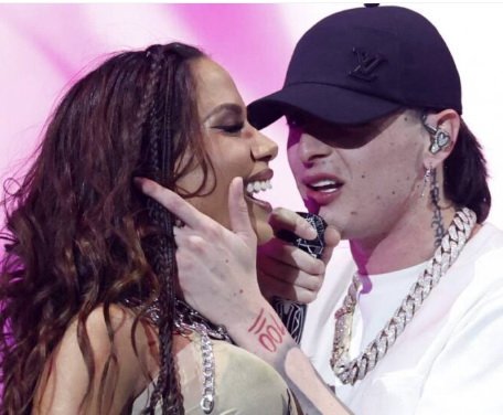 Captan a Peso Pluma y Anitta muy juntos en un antro de Las Vegas