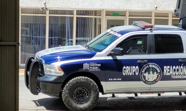 Denuncian bloqueo de estacionamiento por unidades del Grupo de Reacción en banco de Torreón