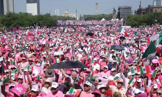 AMLO denuncia oposición de la CNTE e infiltrados en ceremonia de izamiento de la bandera en el Zócalo