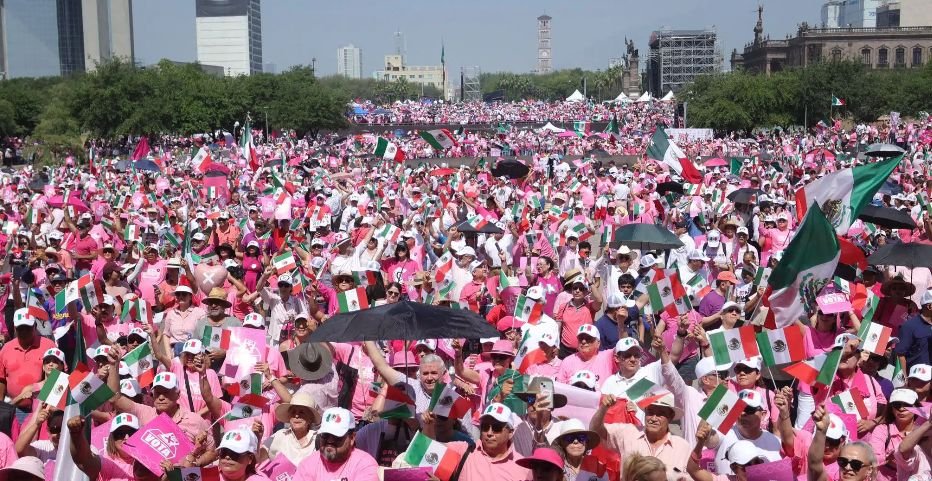 AMLO denuncia oposición de la CNTE e infiltrados en ceremonia de izamiento de la bandera en el Zócalo