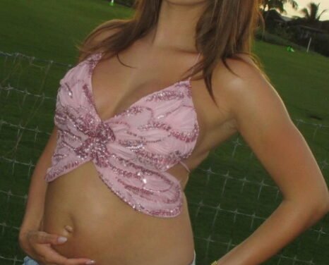 Hailey Bieber comparte fotos de su panza de embarazo