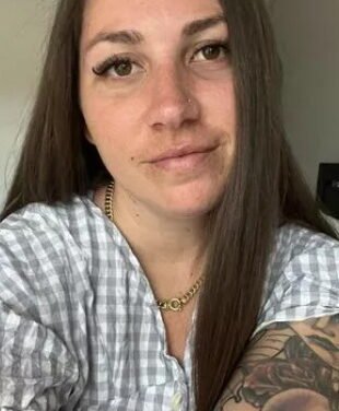 Mujer se pone extensiones de pestañas y le detectan cáncer